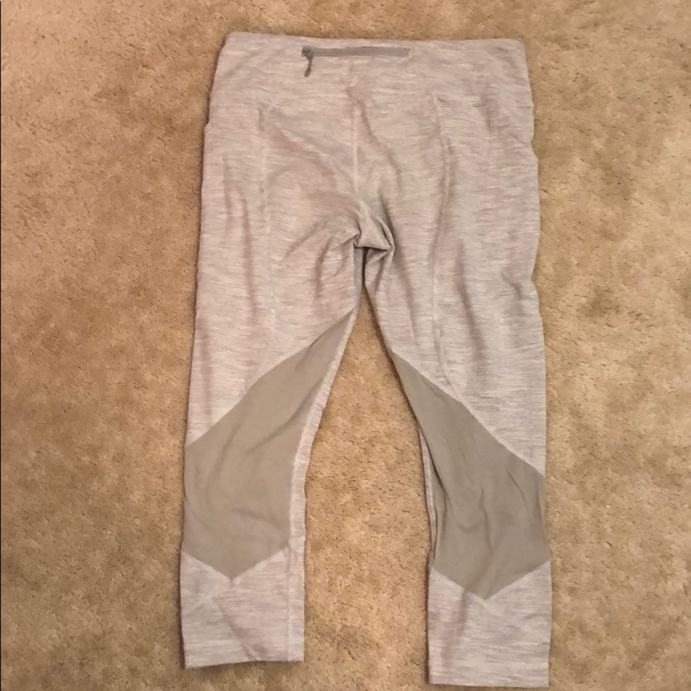Lululemon size 10 grey and white cropped leggings!
